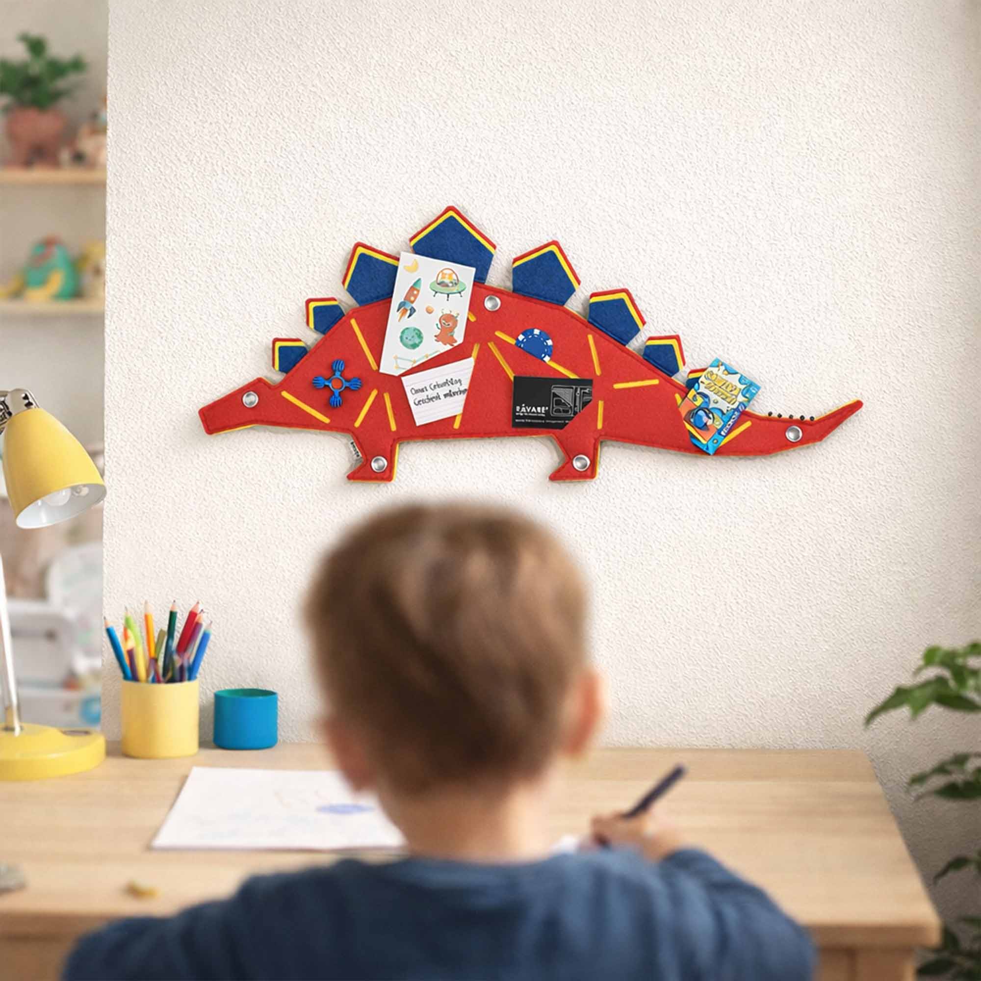 pinnwand_dino_veganer_filz_stego_szene_1 Pinnwand Dino "STEGO" – Bild 1