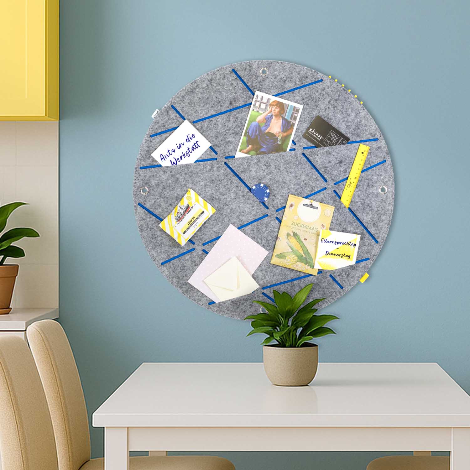 pinnwand_geometrisch_veganer_filz_cir_hellgrau_hellblau_szene_2 Pinnwand CIR hellgrau-hellblau – Bild 1