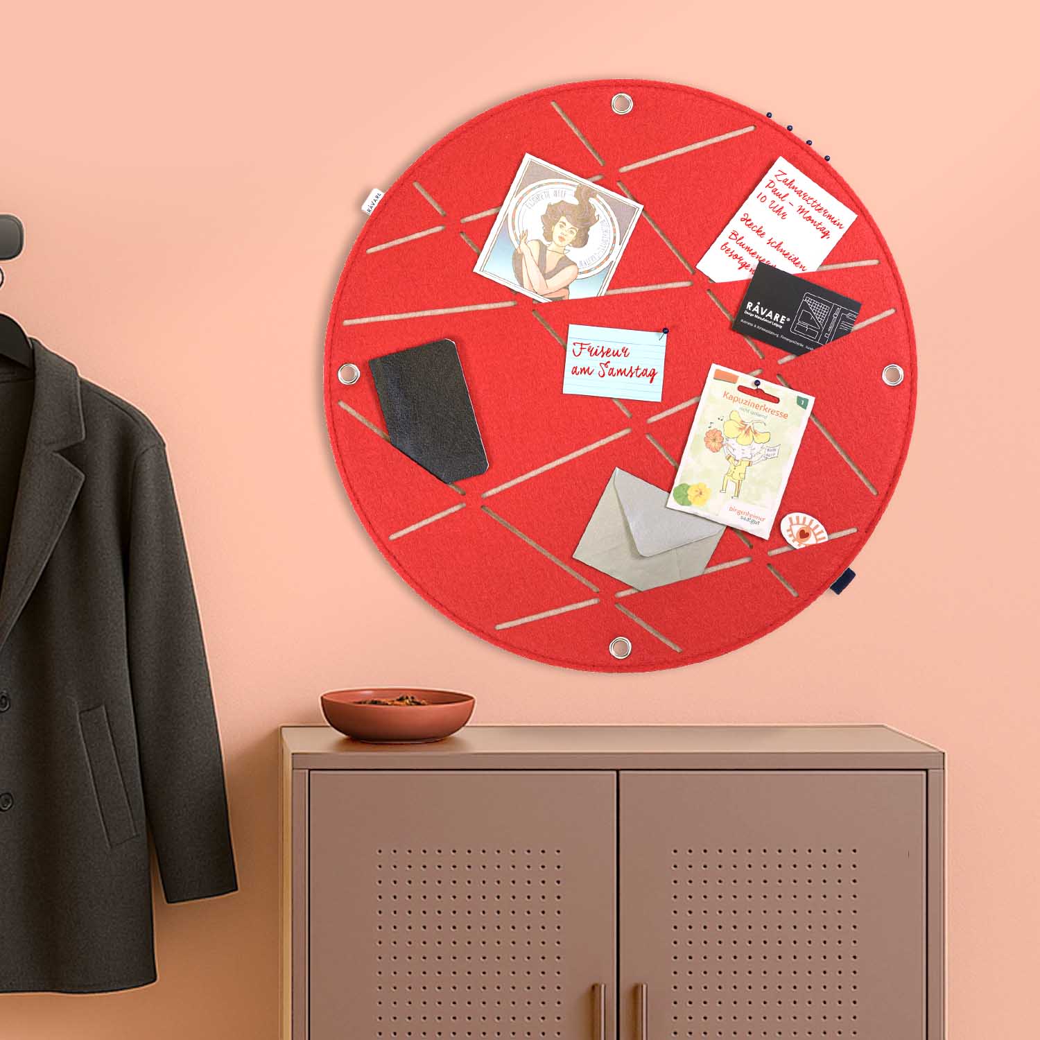 pinnwand_geometrisch_veganer_filz_cir_rot_beige_szene_1 Pinnwand CIR rot-beige – Bild 1