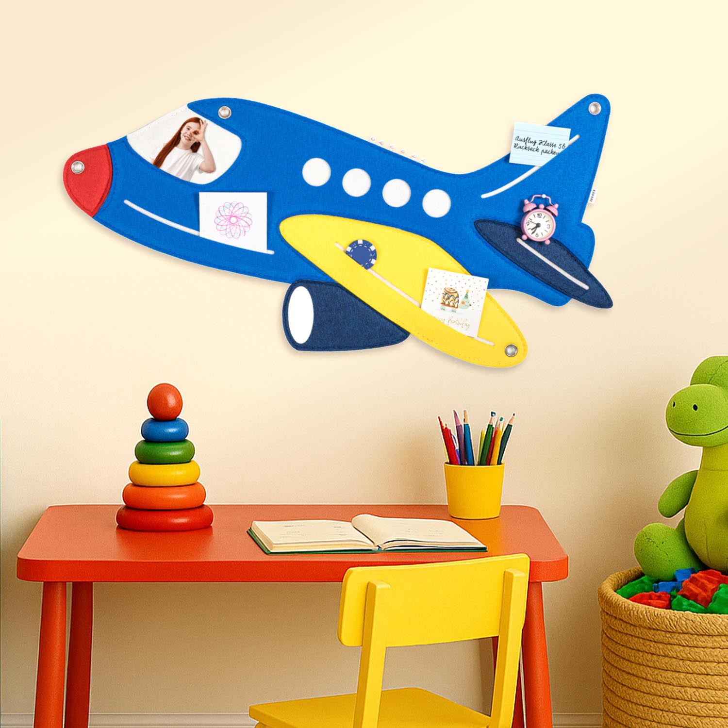 pinnwand_kindermotiv_veganer_filz_flugzeug_szene_1 Pinnwand "FLUGZEUG" hellblau-gelb-rot – Bild 1