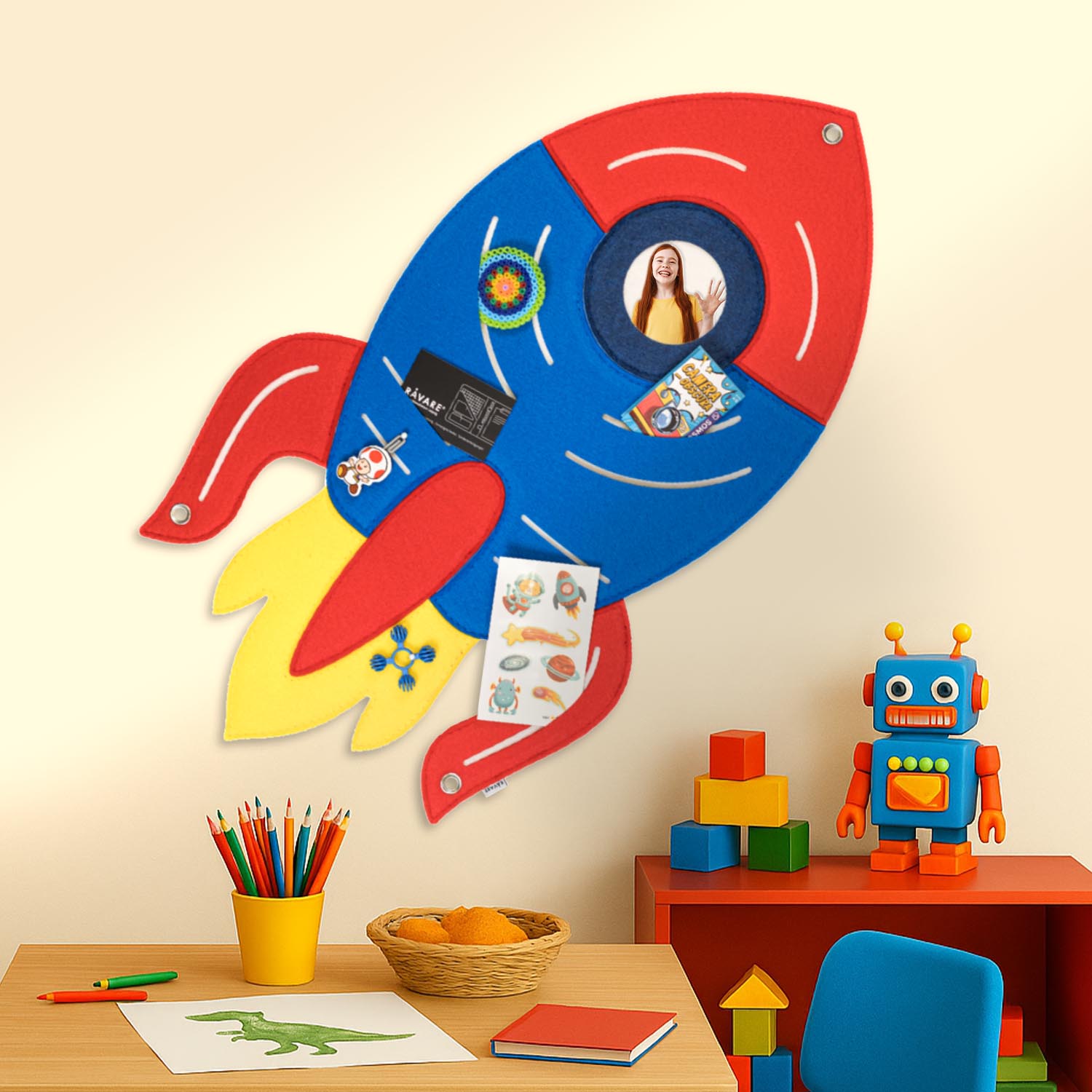 pinnwand_kindermotiv_veganer_filz_rakete_szene_1 Pinnwand "RAKETE" hellblau-rot-gelb – Bild 1