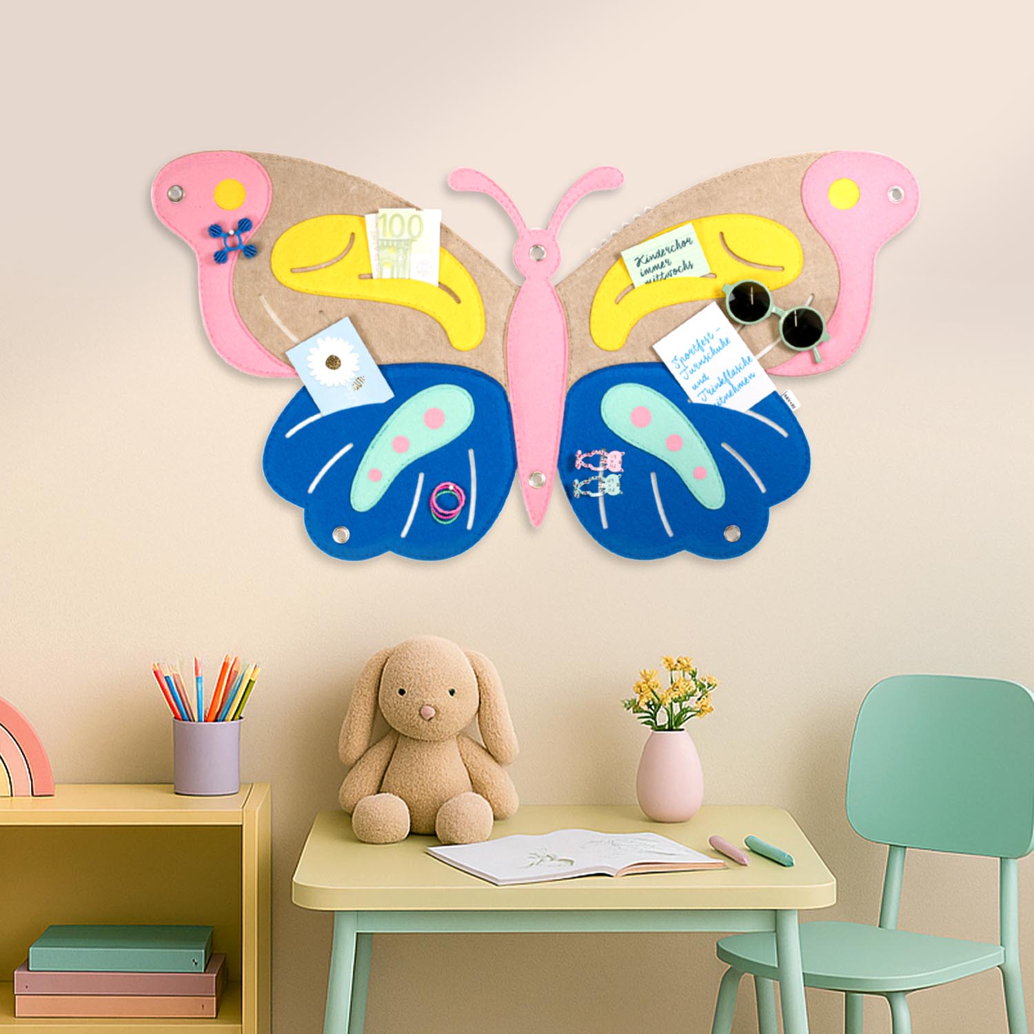 pinnwand_kindermotiv_veganer_filz_schmetterling_szene_1 Pinnwand "SCHMETTERLING" beige-rosa-hellblau – Bild 1