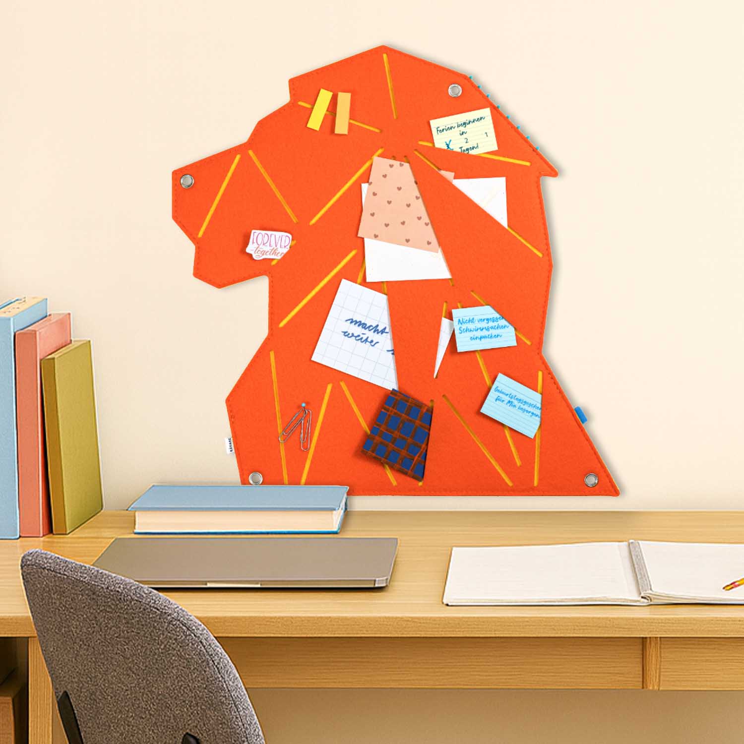 pinnwand_tier_veganer_filz_lov_orange_gelb_szene_1 Pinnwand Löwe "LOV" orange-gelb – Bild 1