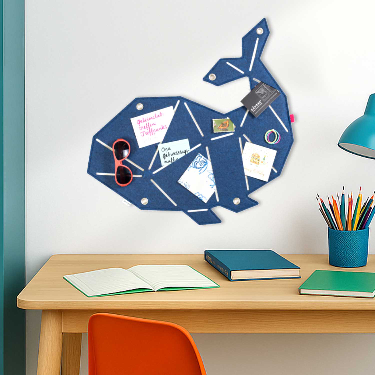 pinnwand_tier_veganer_filz_wal_dunkelblau_weiss_szene_1 Pinnwand Fisch "WAL" dunkelblau-weiss – Bild 1