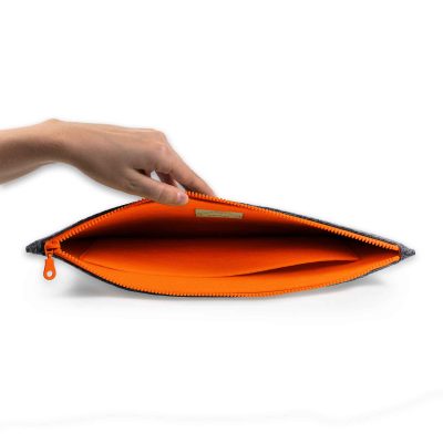 dakota-tablet-laptophuelle-veganer-filz-dunkelgrau-orange-offen.jpg