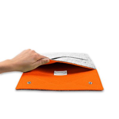 enno-tablet-laptophuelle-veganer-filz-hellgrau-orange-offen.jpg