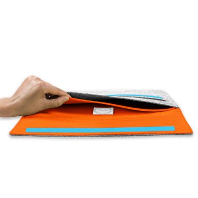 esma-tablet-laptophuelle-veganer-filz-hellgrau-orange-offen.jpg